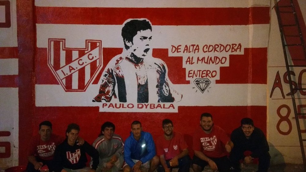 Dybala es muy admirado en Instituto de Córdoba. Twitter/VidaAlBarrio