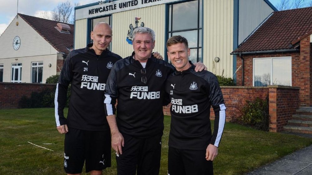 El Newcastle confirmó la renovación de Shelvey y RItchie. Twitter/NUFC