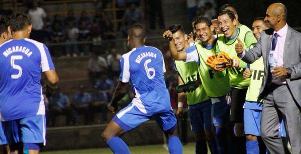 El nicaraguayo Luis Fernando Copete celebra la victoria ante Jamaica junto a sus compañeros y cuerpo técnico. Twitter
