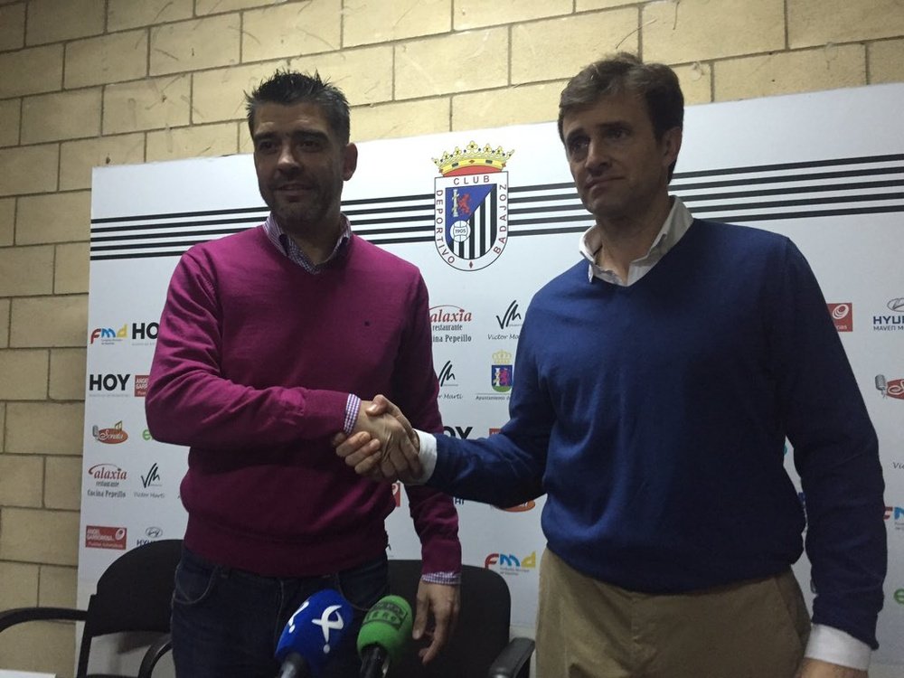 El nuevo entrenador del Badajoz, Agustín Izquierdo (d), en su presentación. Twitter