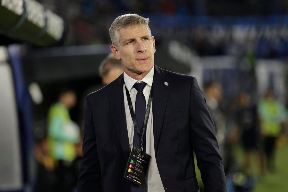 O ex-atacante argentino Martín Palermo foi contratado como novo treinador do Fortaleza, substituindo o português Renato Paiva, demitido há dois dias pelo baixo rendimento no Campeonato Brasileiro, no qual está na penúltima colocação, dentro da zona de rebaixamento.