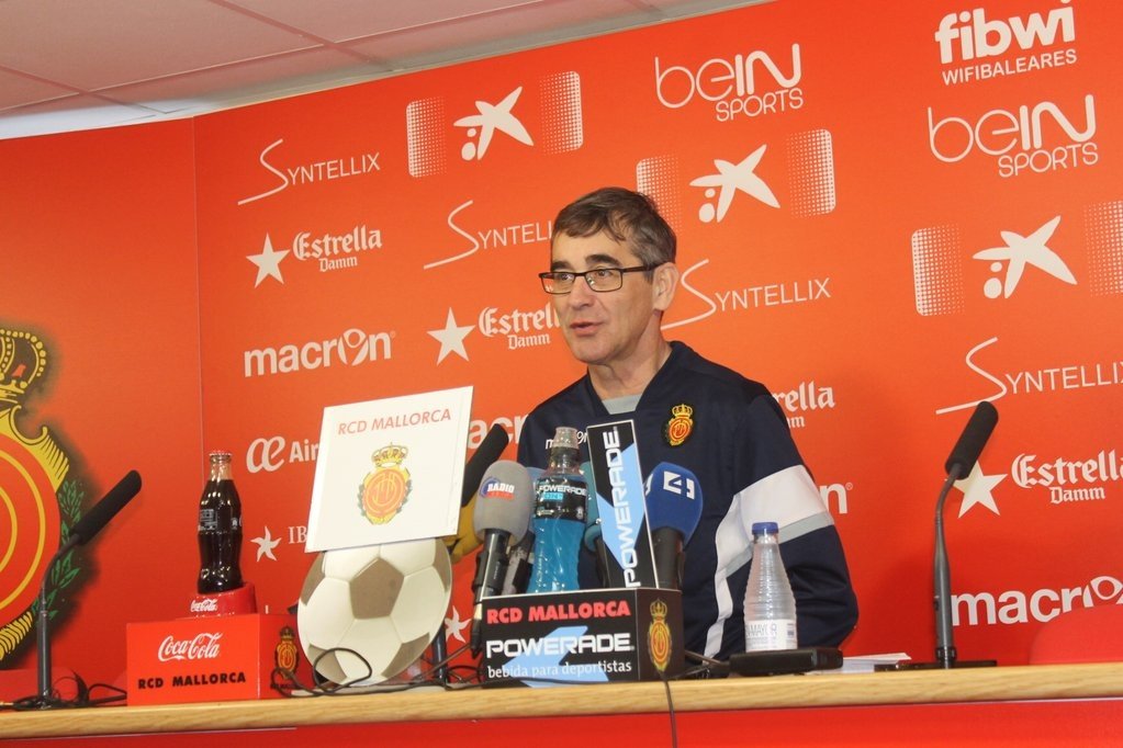 El nuevo entrenador del Mallorca, Fernando Vázquez, en una rueda de prensa. Twitter