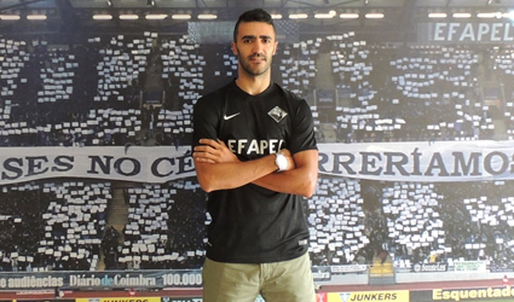 El nuevo futbolista del Académica de Coimbra Nuno Santos, en su presentación oficial con su nuevo equipo. Academica-OAF