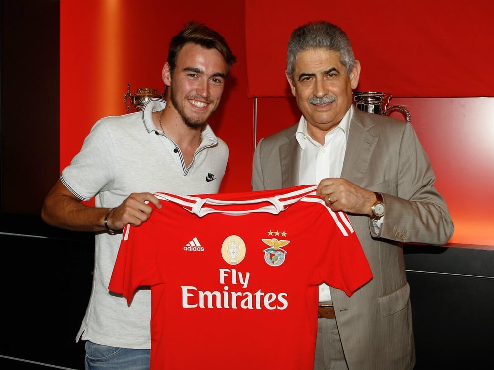 El nuevo futbolista del Benfica, André Horta, en su presentación como nuevo jugador del club lisboeta. SLBenfica
