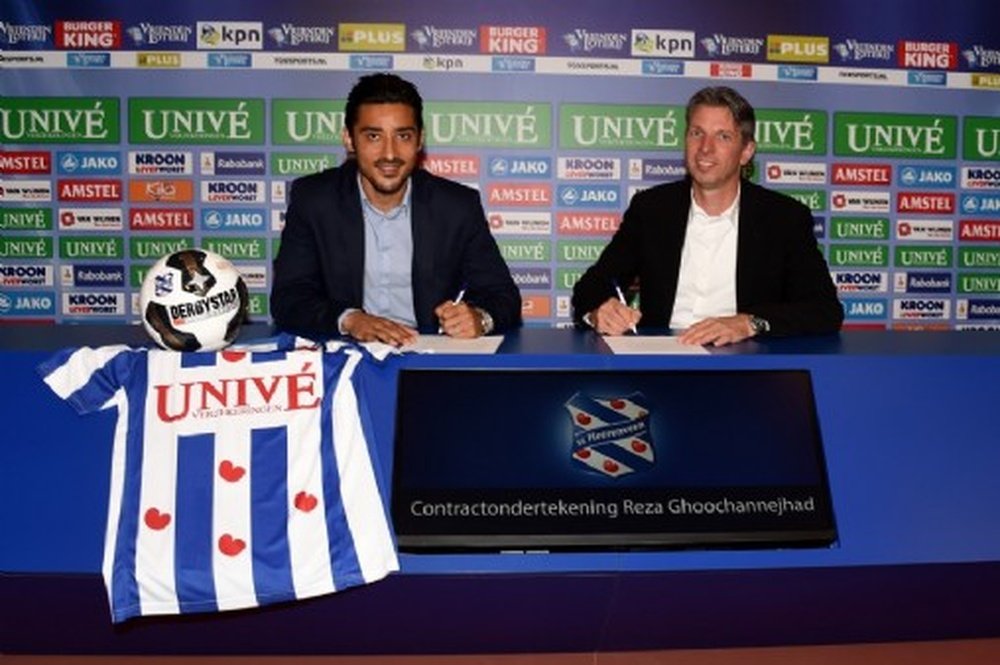 El nuevo futbolista del Heerenveen, Reza Ghoochannejhad, en el momento de firmar su nuevo contrato con el club holandés. SC-Heerenveen