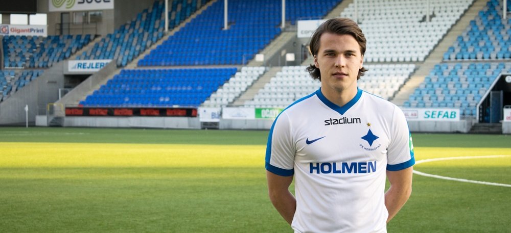 El nuevo futbolista del IFK Norrköping Simon Skrabb posa para la web del club en su presentación oficial. IFKNorrkoping