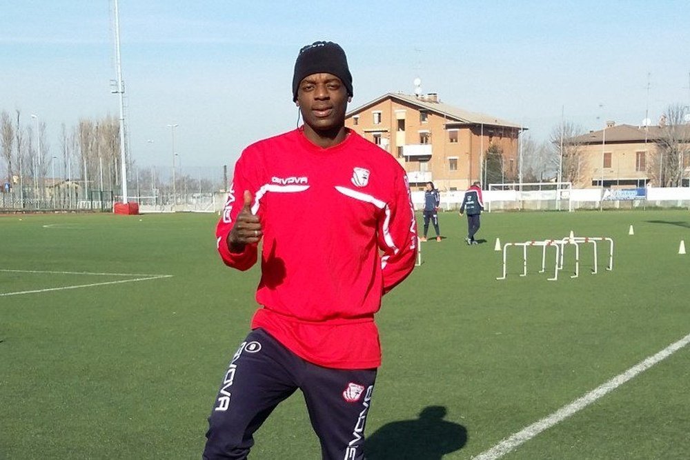El nuevo futbolista del Nápoles, Eddy Gnahoré, posa en su primer entrenamiento con el Carpi, donde jugará cedido. Twitter