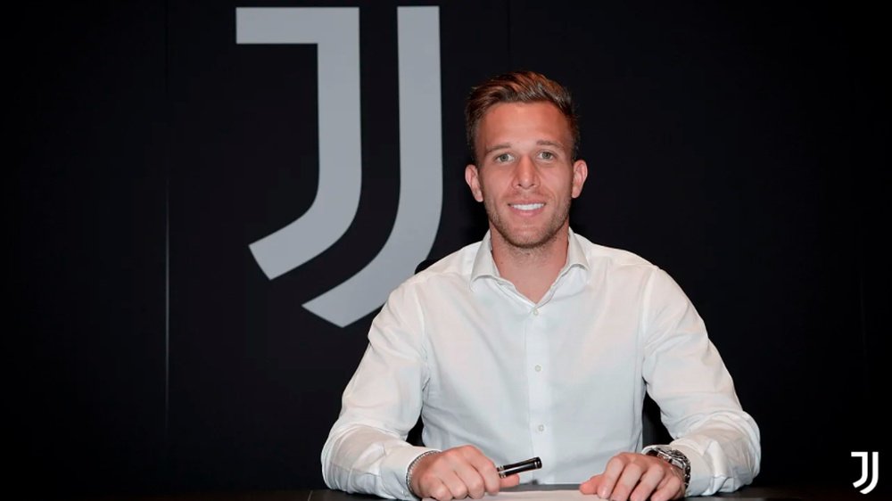 Arthur ya firmó su nuevo contrato. Juventus