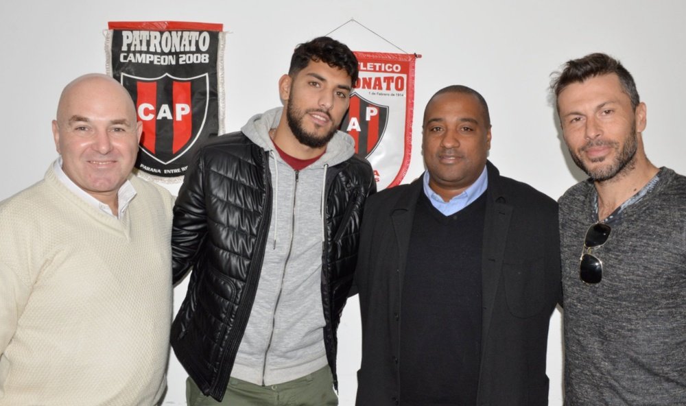 El delantero de 23 años firma un contrato con Patronato tras abandonar Sarmiento. Patronato