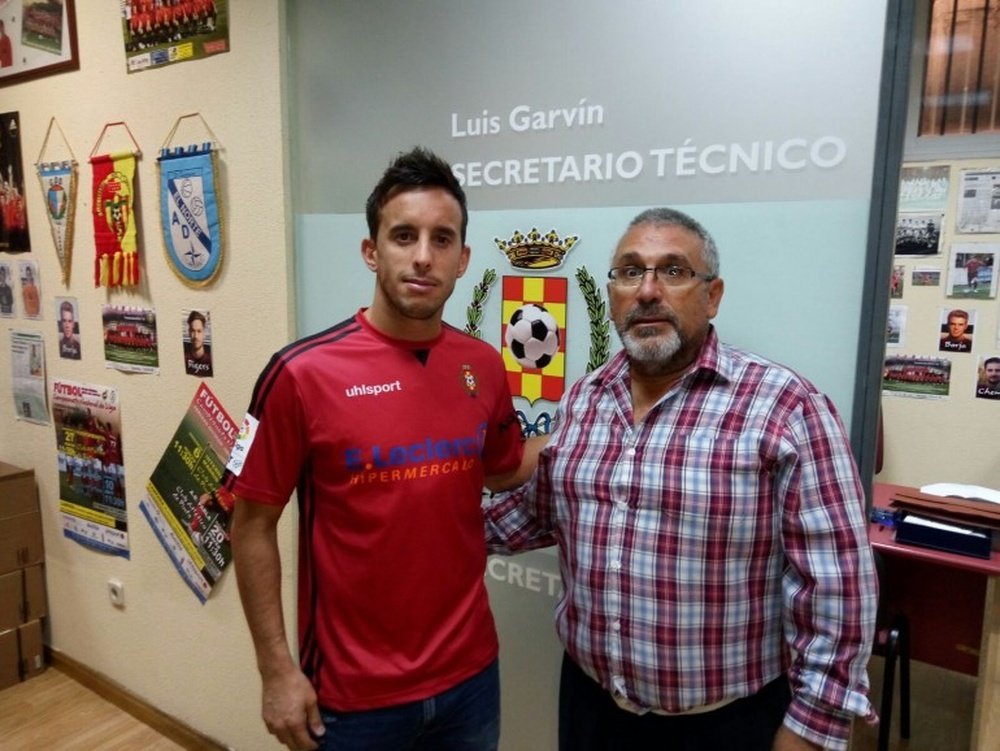 El nuevo jugador del Atlético de Pinto Álex Seidel, tras firmar su contrato. ClubAtleticoDePinto