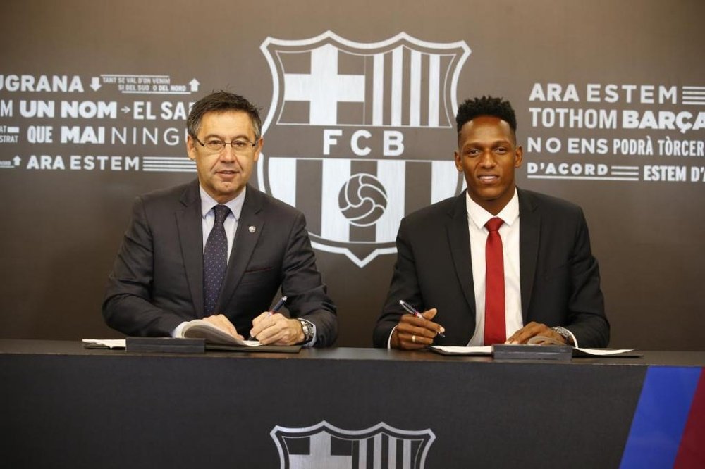 Mina has signed his contract at the Camp Nou. FCBarcelona