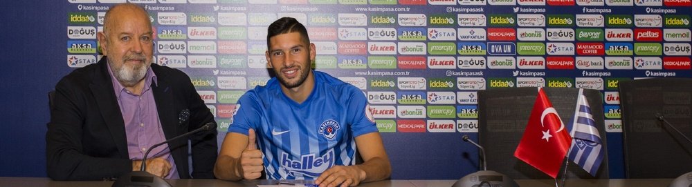 El nuevo jugador del Kasimpasa, Cristian Guanca, en su presentación con su nuevo club. KasimpasaSpor