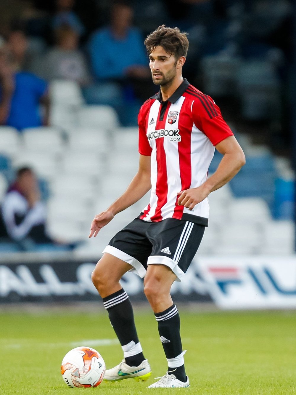 El nuevo jugador del Llagostera, Marcos Tébar, cuando militaba en el Brentford. Twitter