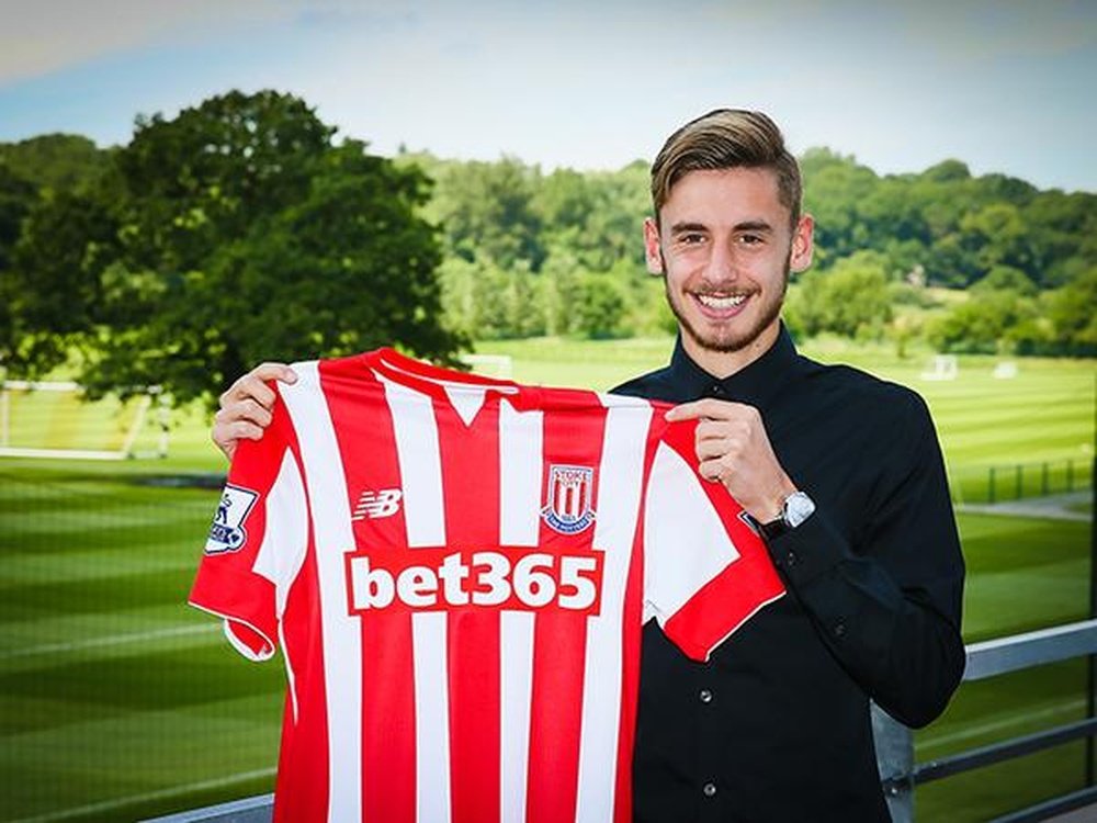 El nuevo jugador del Stoke City, Sergio Molina. StokeCityFC