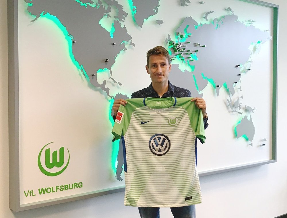 El veterano lateral de 33 años se suma a las filas del conjunto alemán. Wolfsburg