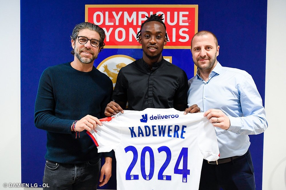 Kadewere firma con el Lyon. Twitter/OL