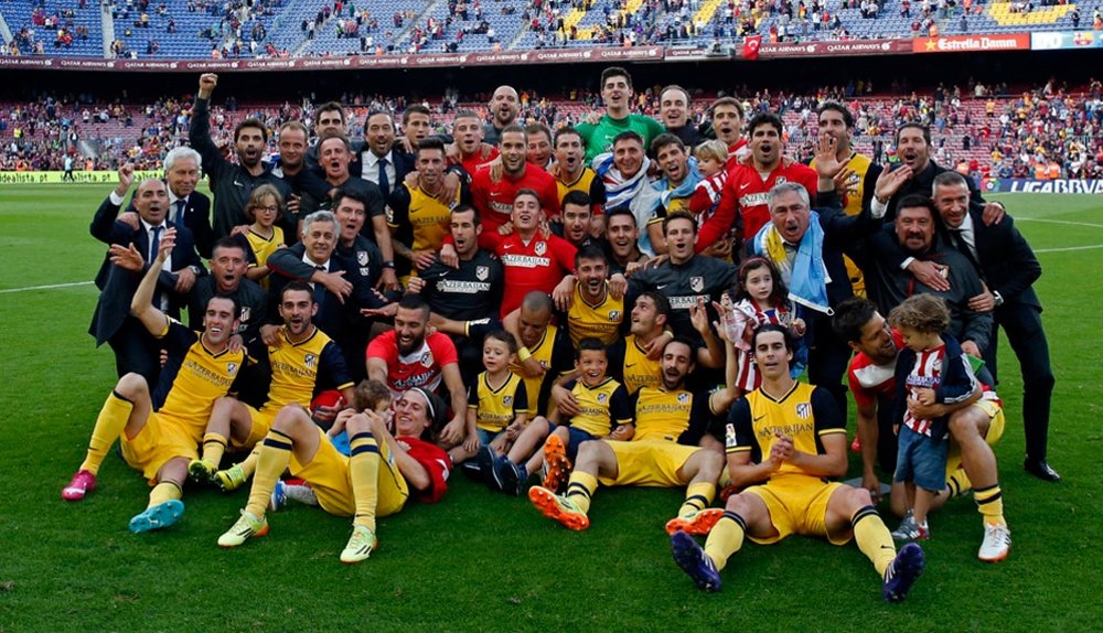 El once del Atlético de Madrid que se alzó con la Liga 2013-2014 junto al cuerpo técnico. ClubAtléticoDeMadrid.