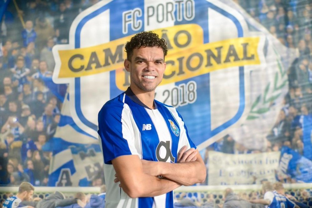 Pepe signe à Porto. Twitter/Porto