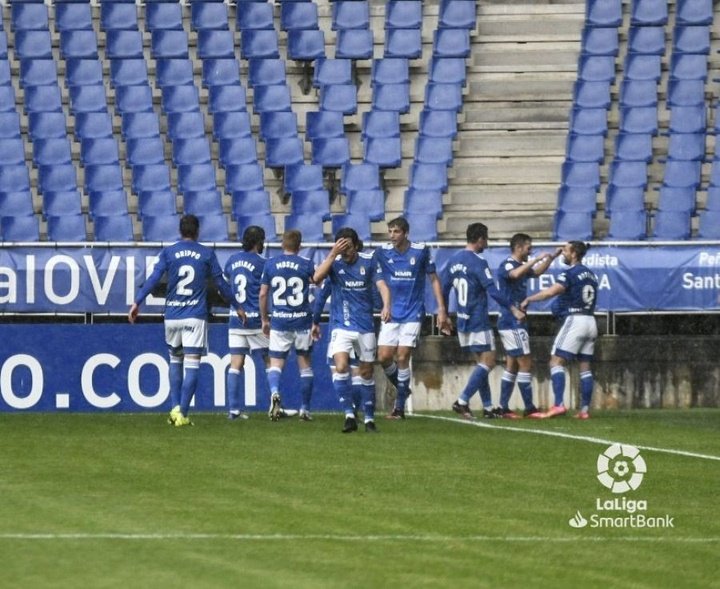 El Oviedo respira y mantiene al Sabadell en el pozo