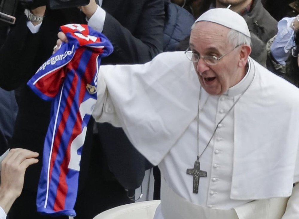 El papa Francisco recibe una camiseta del San Lorenzo. Twitter