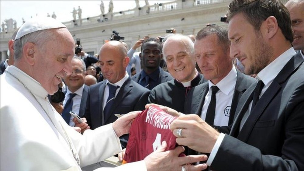 El Papa subastará dos regalos de Totti para recaudar fondos contra el COVID-19. EFE/Archivo