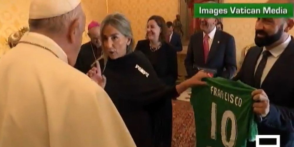 El Toledo le regaló una camiseta al Papa Francisco. Captura/VaticanMedia