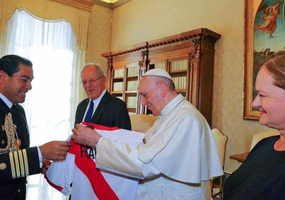 El Papa Francisco recibió un regalo por parte del presidente de Perú. Captura/Twitter