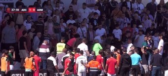 Tensión en el partido entre el Ceuta y el Mérida. El partido tuvo que parar unos momentos por el desvanecimiento de un hincha en las gradas, pero todo se quedó en un susto y pudo seguir el encuentro poco después.