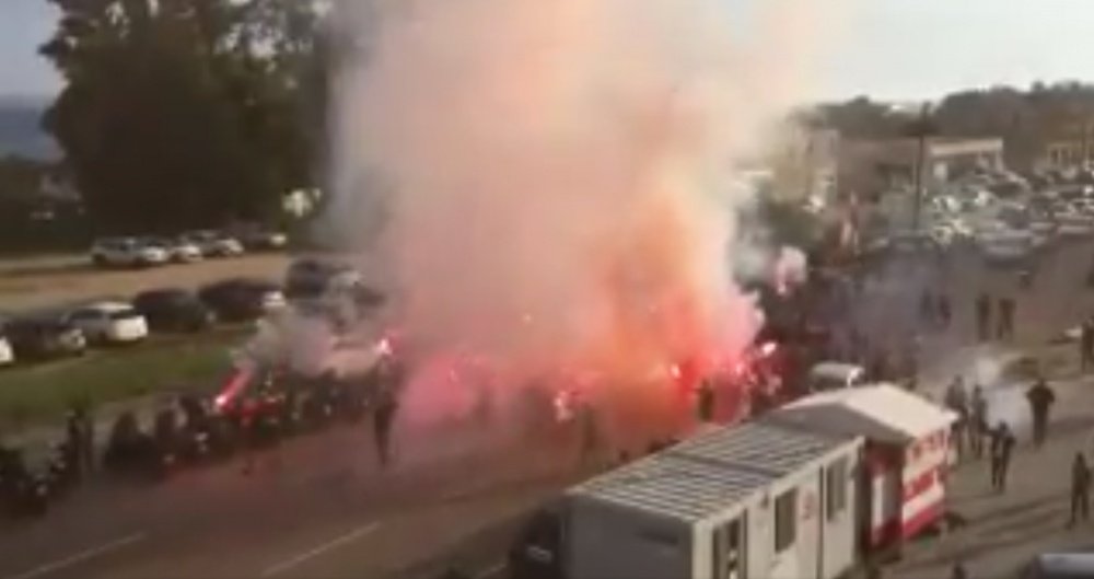 Los ultras impidieron el paso al autobús de Le Havre. Captura