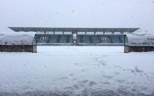 El partido entre el Basilea y el Lugano se ha tenido que suspender por una espectacular nevada. AFP