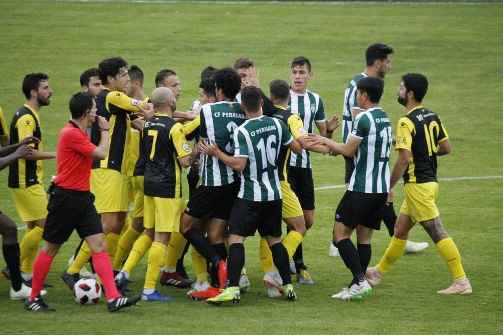 El partido entre Peralada y Hércules de la Segunda División B acabó con polémica. Twitter/cfhercules