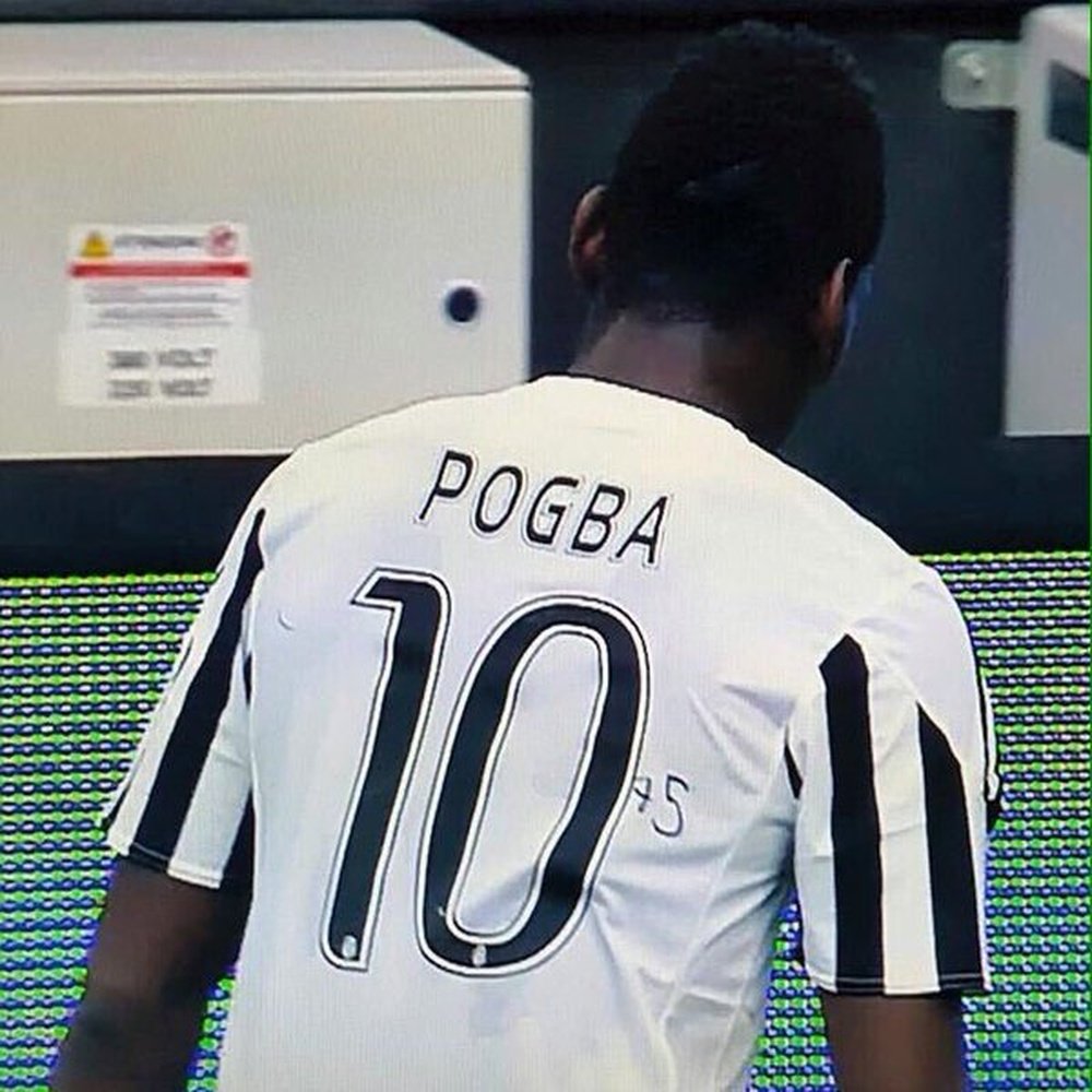 El peculiar dorsal con el que saltó Pogba al campo. Twitter