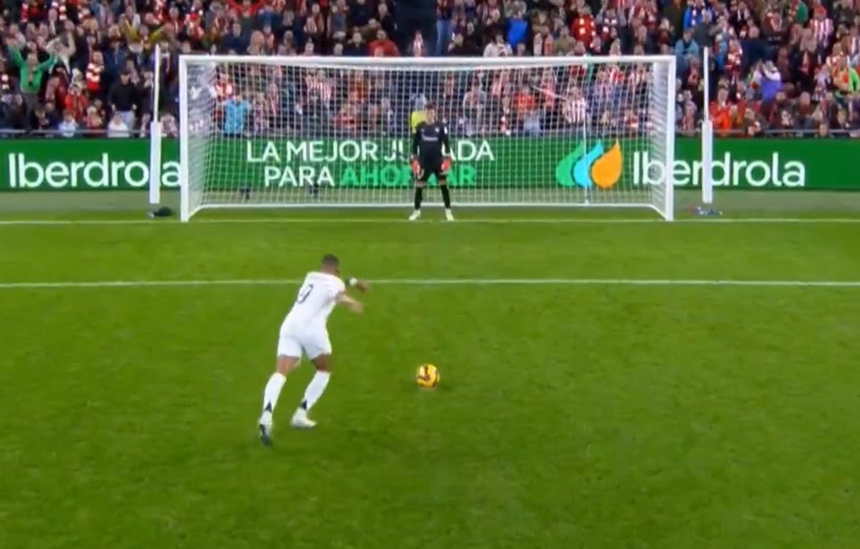 Kylian Mbappé volvió a fallar un penalti con el Real Madrid. Captura/DAZN