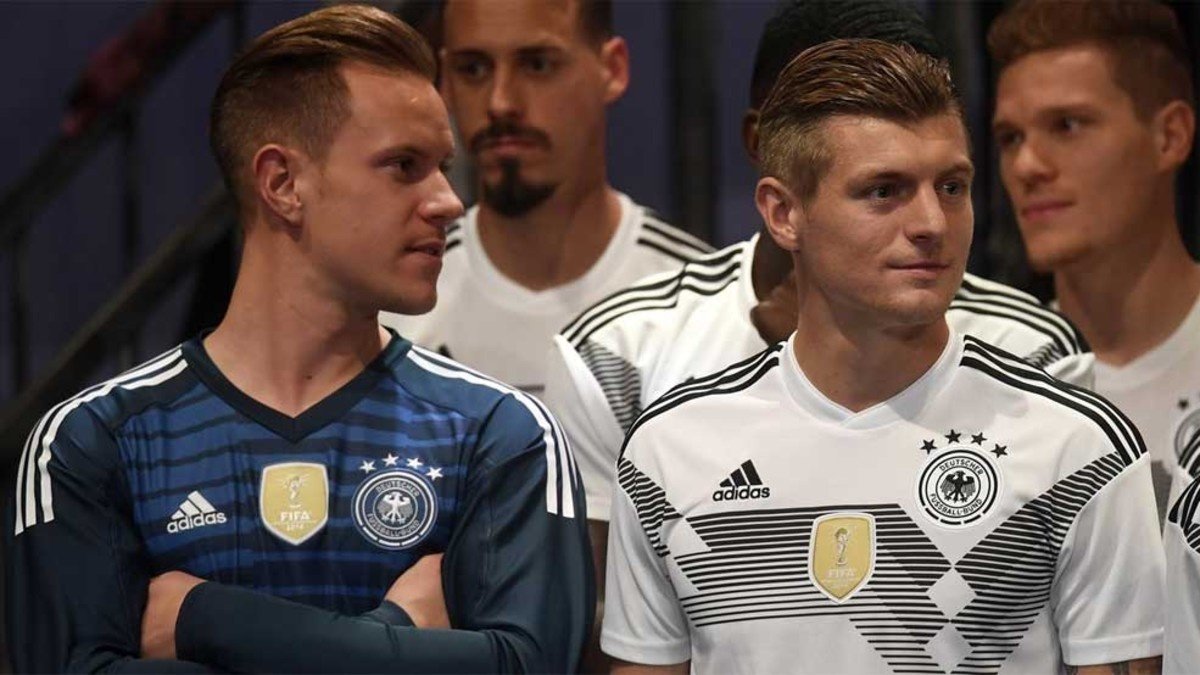 Ter Stegen e Kroos estiveram presentes na apresentação da nova camisa da 'Mannschaft'. EFE
