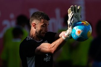 Joan Garcia is poised to strengthen Barcelona's goalkeeping department. EFE