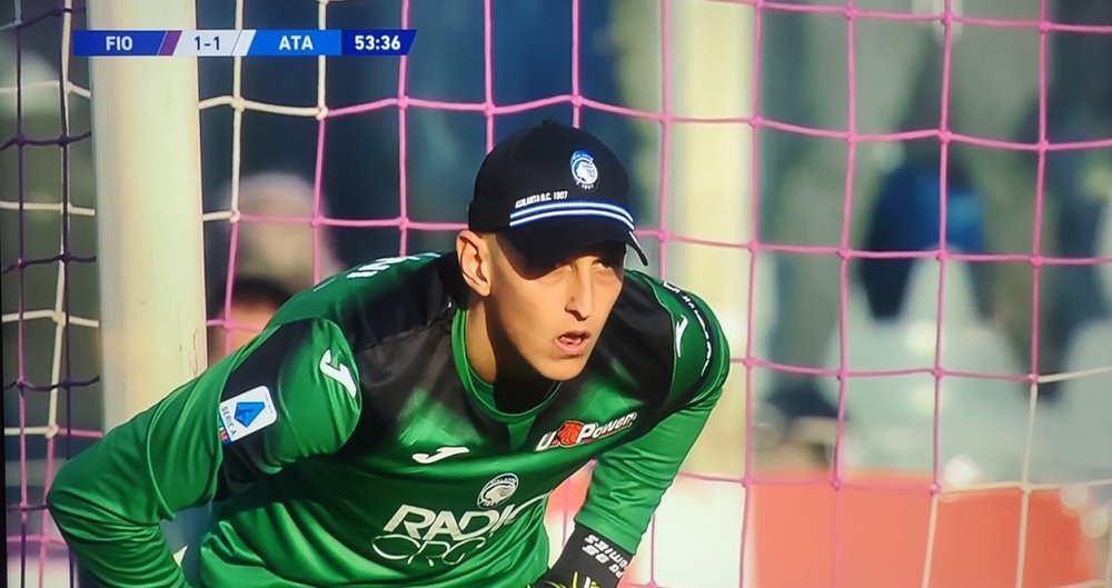 Pierluigi Gollini, portero del Atalanta, saltó al césped con gorra ante la Fiorentina. Movistar