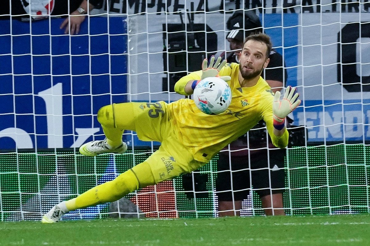 Pau López reserva dos semanas en el hotel de los grandes. EFE