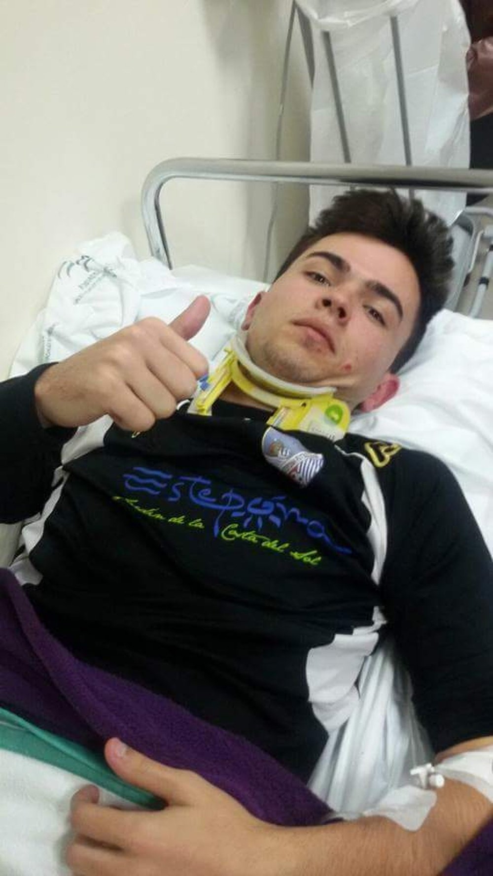 El portero del Estepona Diego Rivas, en el hospital tras sufrir un fuerte golpe en la cabeza en el partido contra el filial del Linares. Twitter/DiegoGilRivas