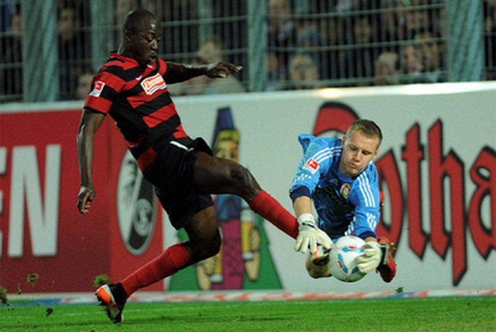 Garra Dembélé (i) jugó dos temporadas en el Freiburg. EFE/Archivo