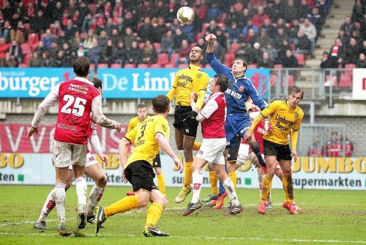 La rivalidad del Maastricht-Roda saltó a las gradas y obligó a parar el partido
