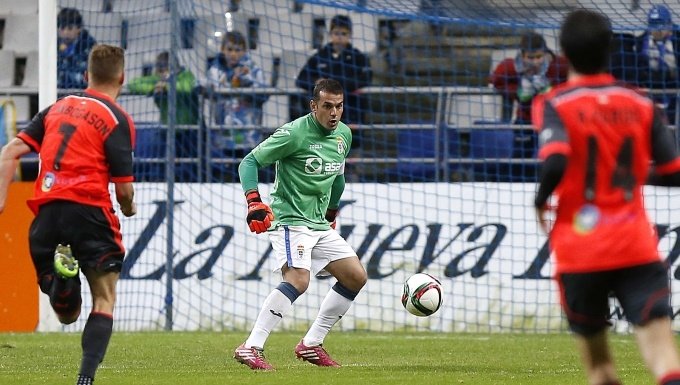 El portero del Oviedo, Esteban, busca dar salida a un pase durante la disputa de un partido. RealOviedo
