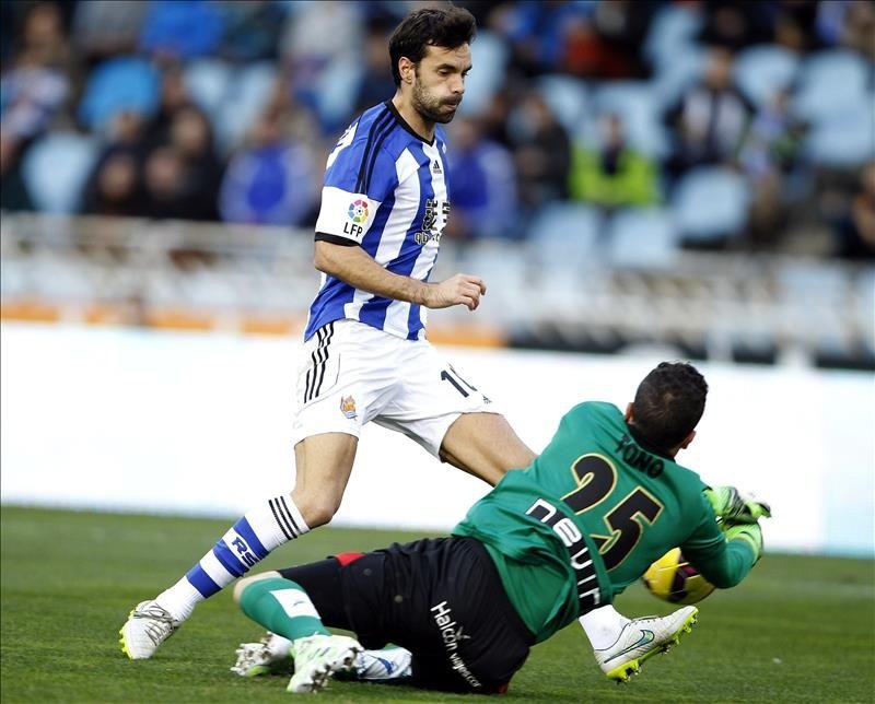 El portero del Rayo Vallecano, Toño Martínez, se tira para atrapar un balón en un partido ante la Real Sociedad. EFE