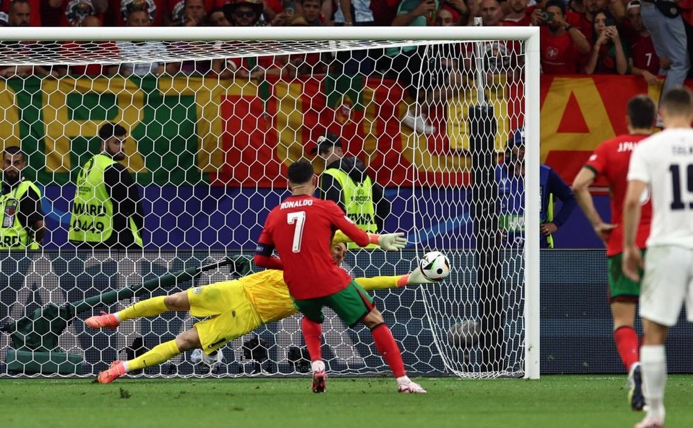 Cristiano Ronaldo's spot-kick in extra-time was saved by Oblak. EFE