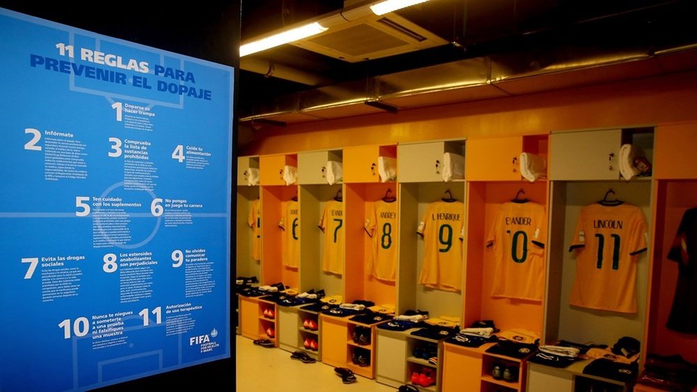 El poster de la campaña, en el vestuario de la selección brasileña Sub 17, en Chile. FIFA