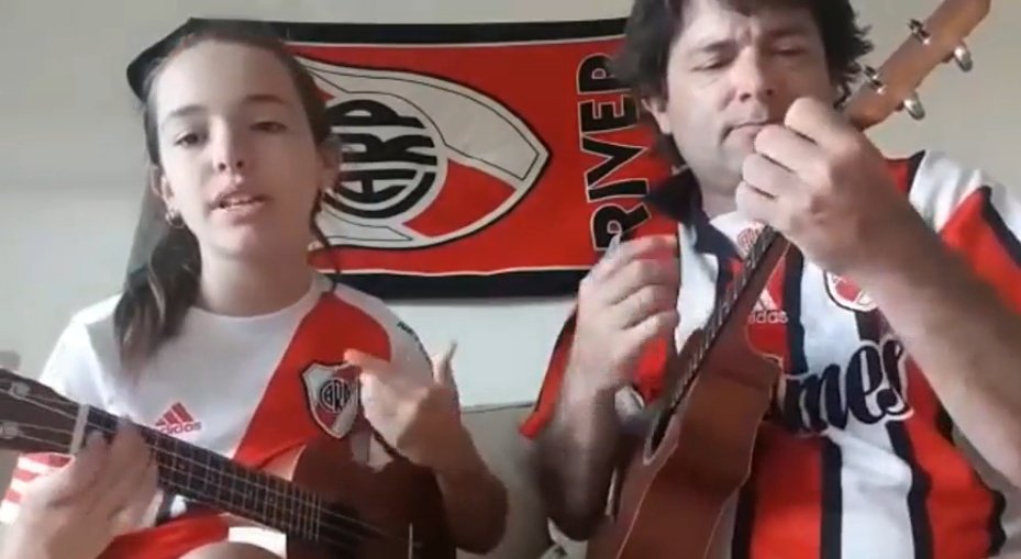 El precioso detalle de una joven hincha con Mora. Captura/OleTV
