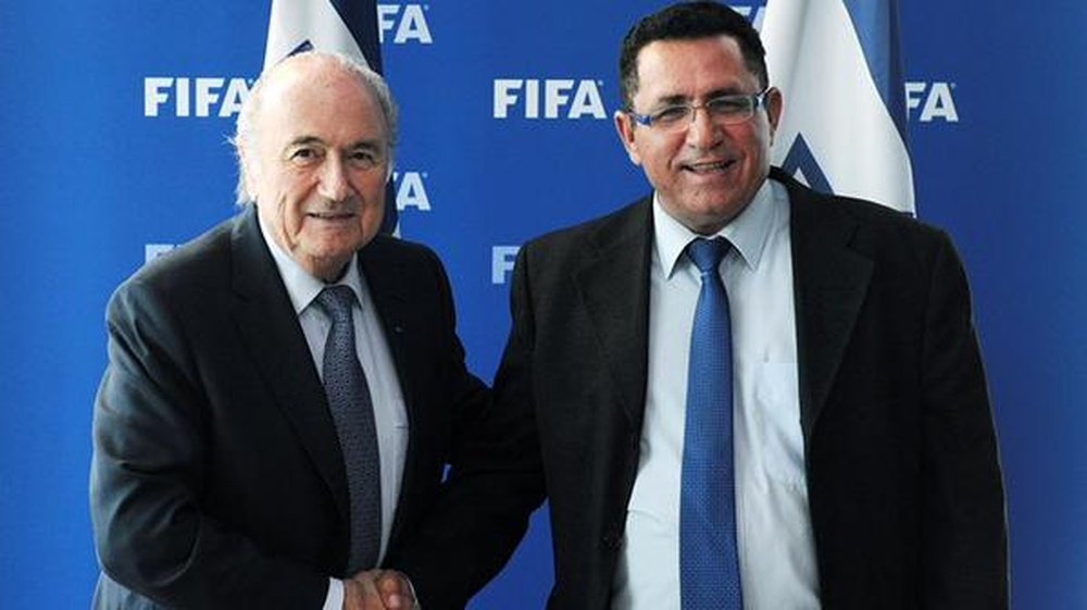El presidente de la FIFA, Blatter, y el presidente de la Federación Nacional de Fútbol, Ofer Eini. FIFAcom