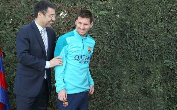 El presidente del Barcelona, Josep Maria Bartomeu, y Leo Messi. Twitter