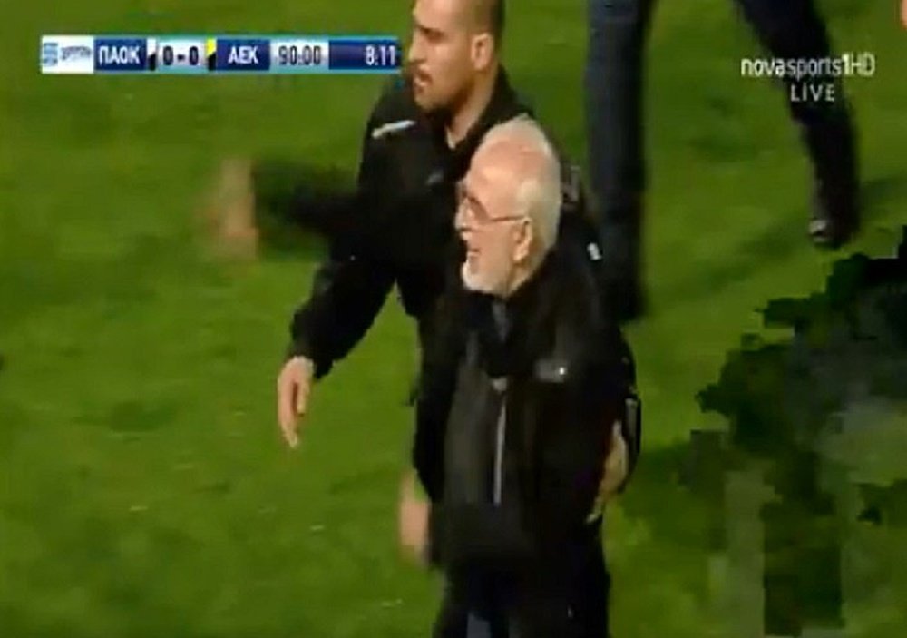 El presidente del PAOK, sobre el terreno de juego. Captura