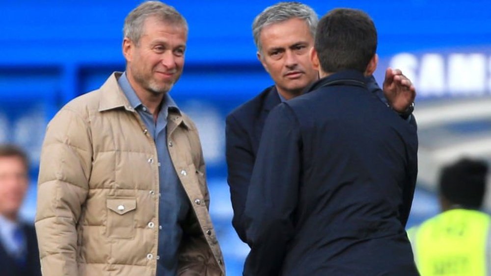 El propietario del Chelsea, Roman Abramovich, junto a José Mourinho, su entrenador. Twitter