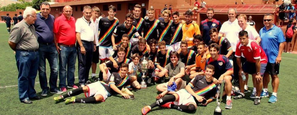 El Rayo Vallecano, posando con el trofeo que lograron en la XXII edición del 'Torneo Juvenil Villa de Adeje'. Adeje